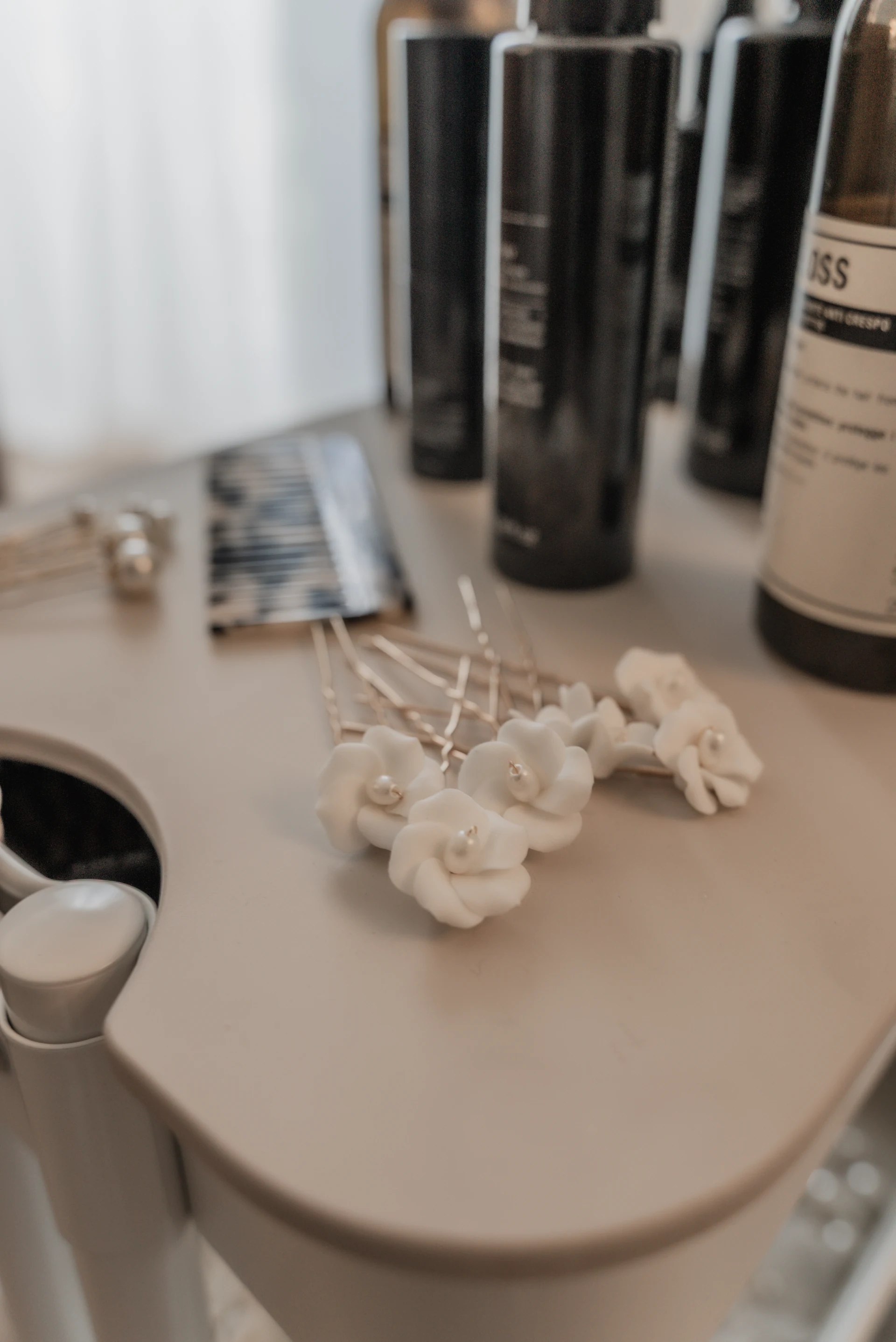 Nahaufnahme von Haarschmuck und Stylingprodukten auf dem Arbeitstisch.