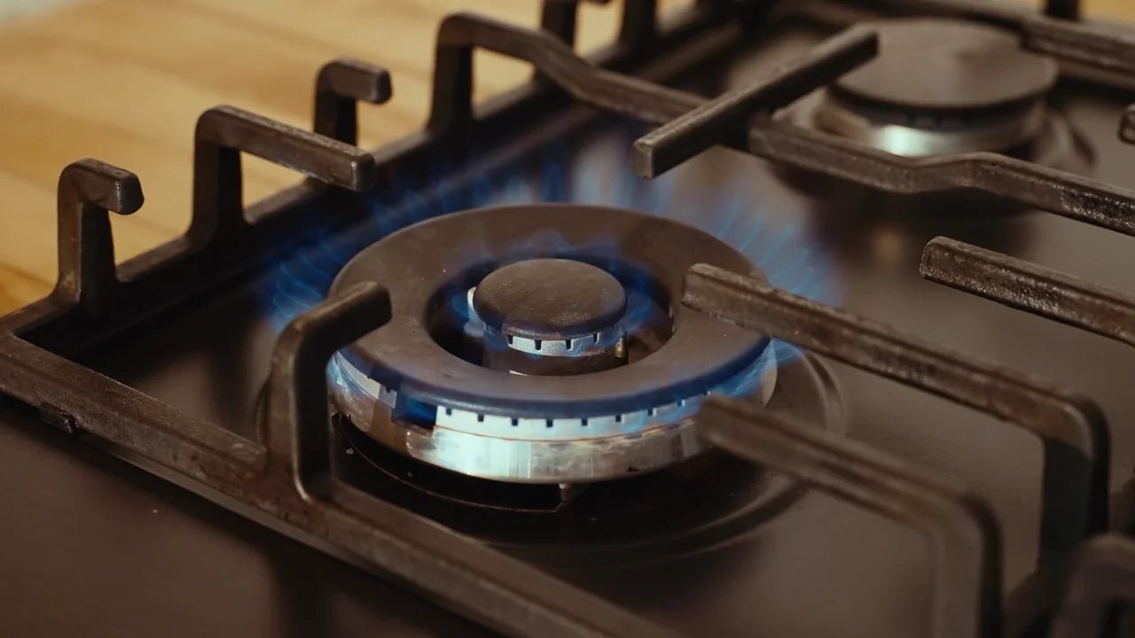 Nahaufnahme einer Gasflamme auf dem Herd.
